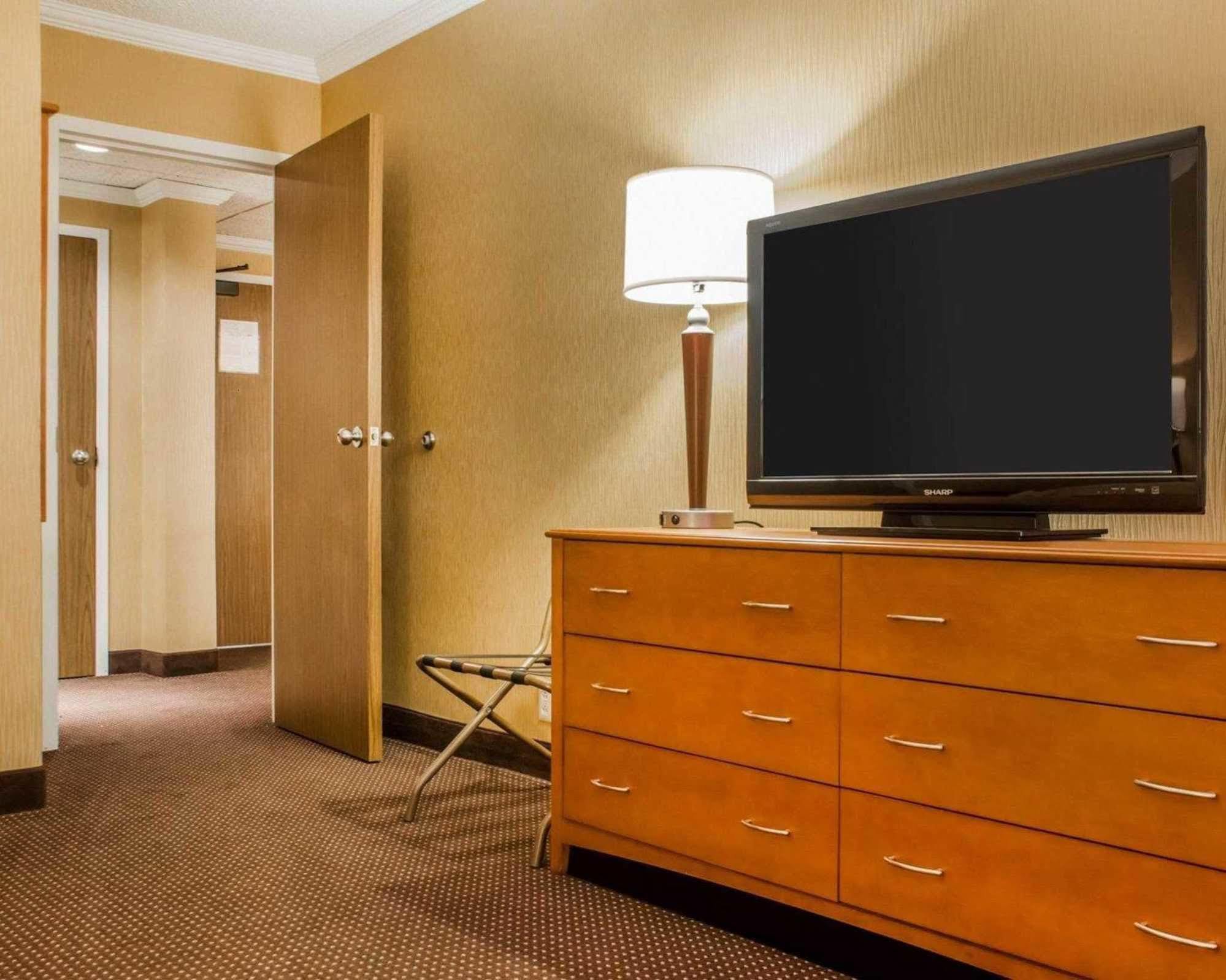 Clarion Hotel & Suites Riverfront Осуиго Экстерьер фото
